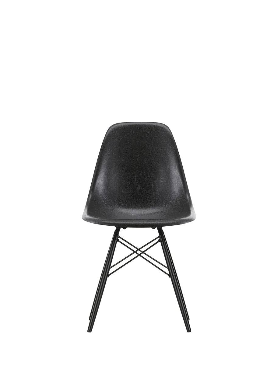 Eames Fiberglass Chair DSW, sortlakeret ahorn fra Vitra Eames Elephant Hide Grey - Jacobsen Plus