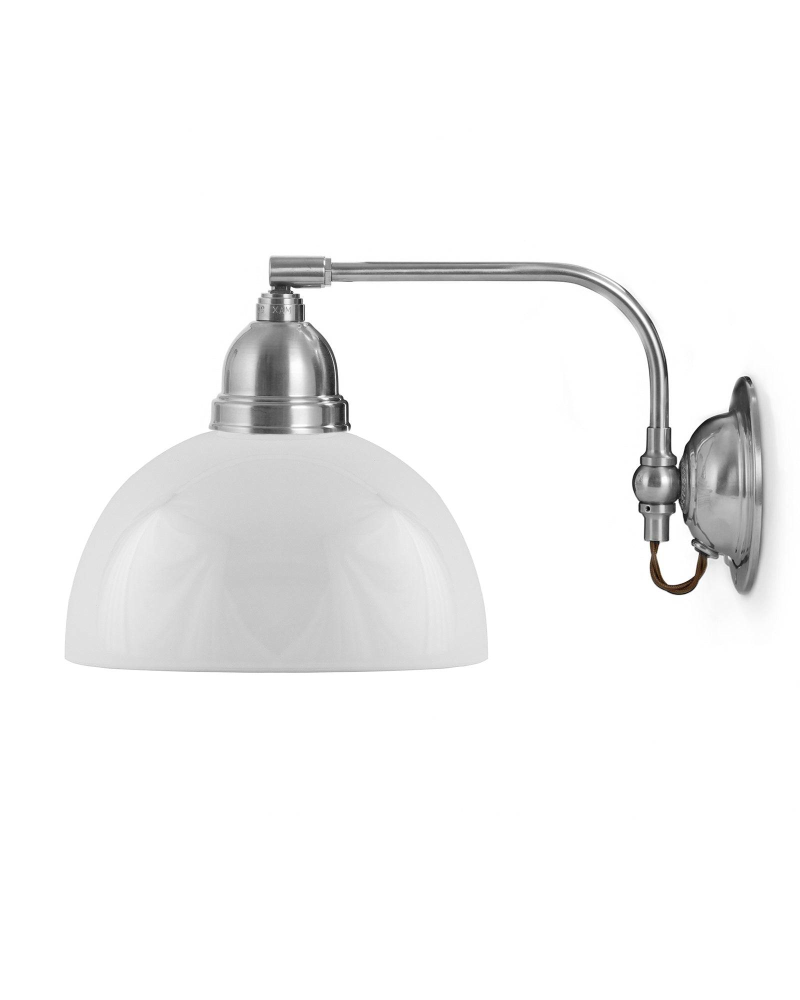 Vägglampa - Gripenberg nickel, opalvit halvsfär, brun