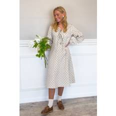 Loved by Lykke - Kjole - Luna Dress - Creme w/black dot