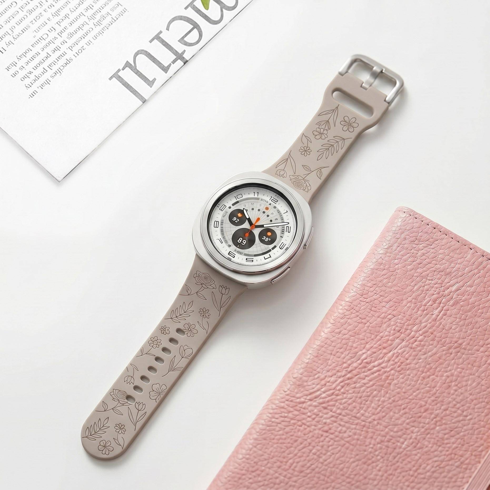 Blomstergraverat Band För Samsung Galaxy Watch 8 40/44mm Tillbehör Sport Silikonarmband Correa Galaxy watch 8 Classic 46mm white