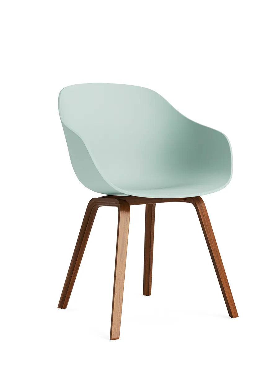 About a Chair AAC 222 fra Hay Dusty Mint / Lakeret valnød - Jacobsen Plus