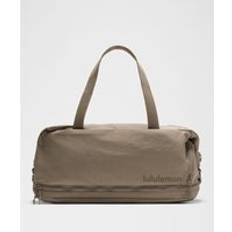 lululemon – 3-in-1 Gym Duffle Bag 30 L – Größe 30 l in Warm Ash Grey/Sheer Oak