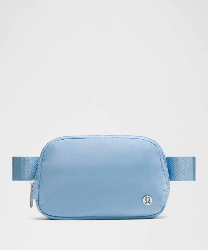 lululemon – Everywhere Gürteltasche 1 L – Größe 1 l in Dreamy Blue/Silver