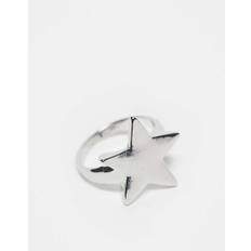 Reclaimed Vintage Unisex - Sølvfarvet ring med stjernedesign
