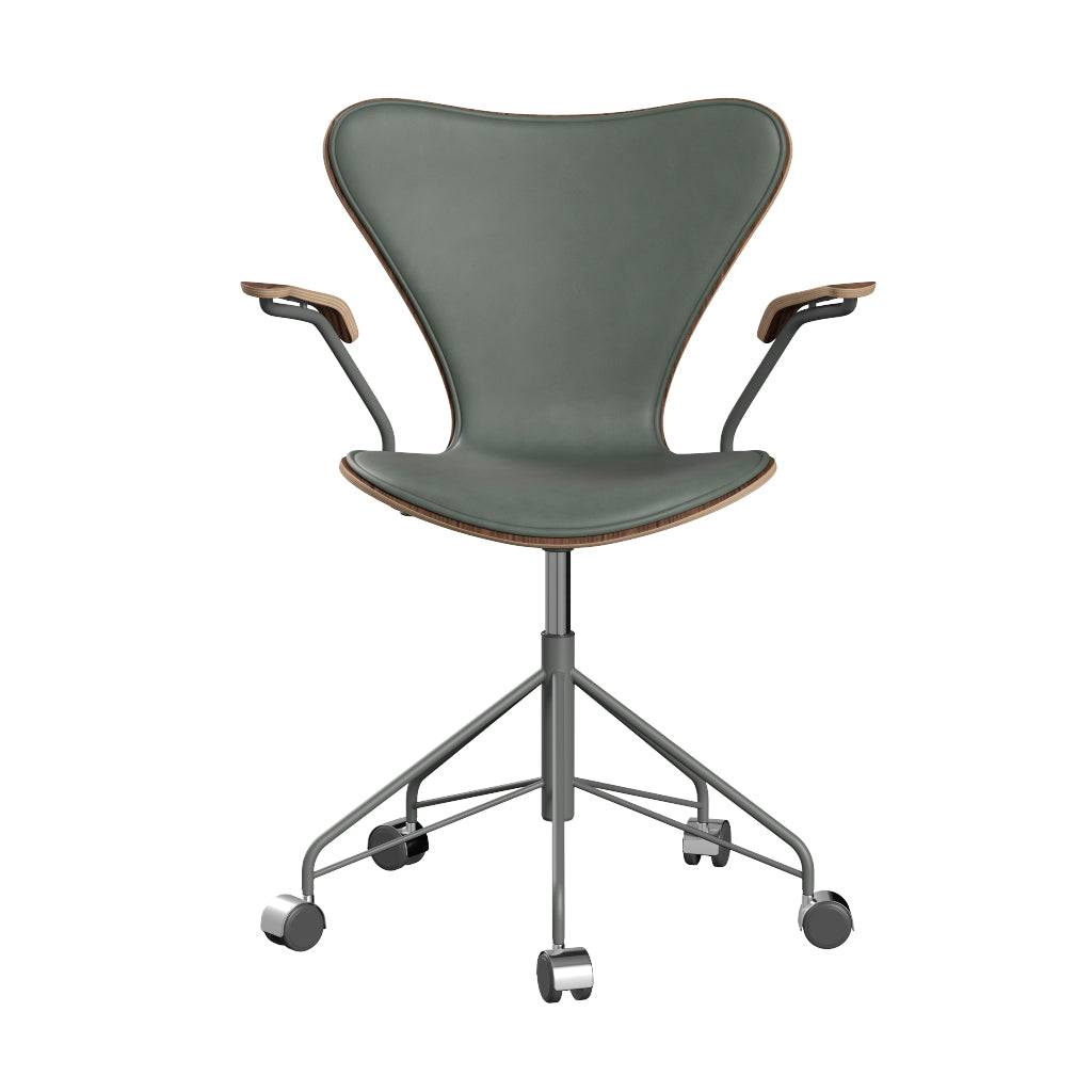 Fritz Hansen - 3217 kontorstol med armlæn, naturfiner og forsidepolstret i Grace læder Valnød - Concrete Grey læder - Silver Grey stel - Jacobsen Plus