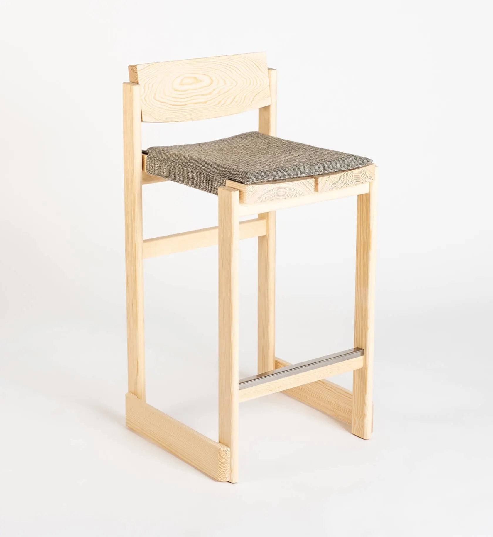 Verk Barstol V.AP.03 – The Design Office SIMMER - Sædehøjde 75.3 cm / Behandlet med linolie / Sæde med hynde i needleloom-filt af 100 % svensk uld