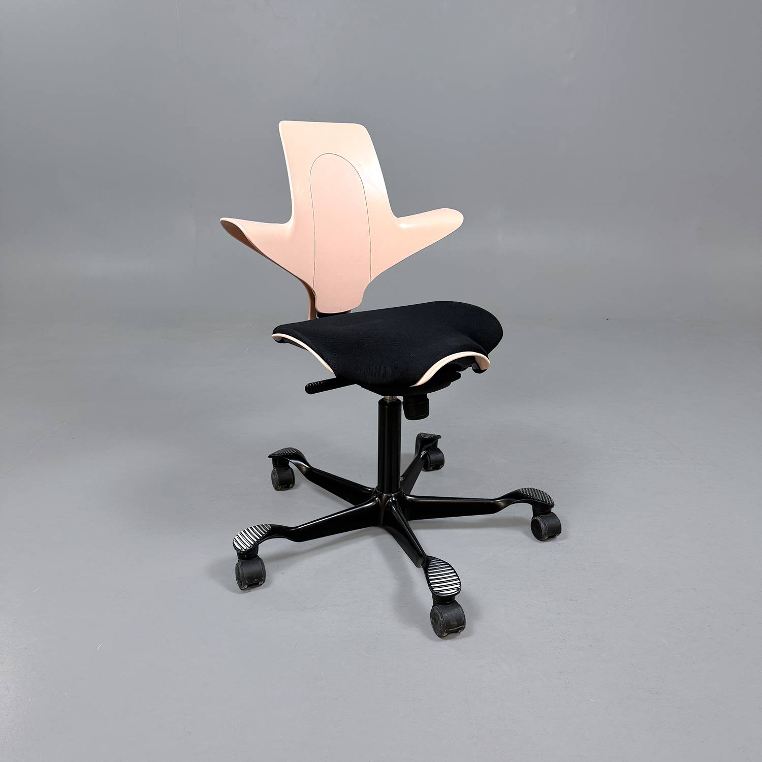 Sadelstol Capisco Puls 8020 - rosa/svart
