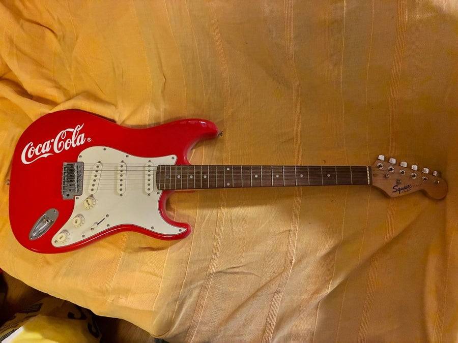 Squier by Fender Stratocaster Coca-Cola elgitarr