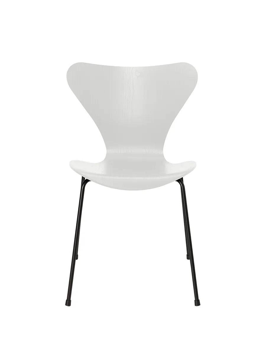 3107 Serie 7 stol i farvet ask af Arne Jacobsen Hvid / Sort - Jacobsen Plus