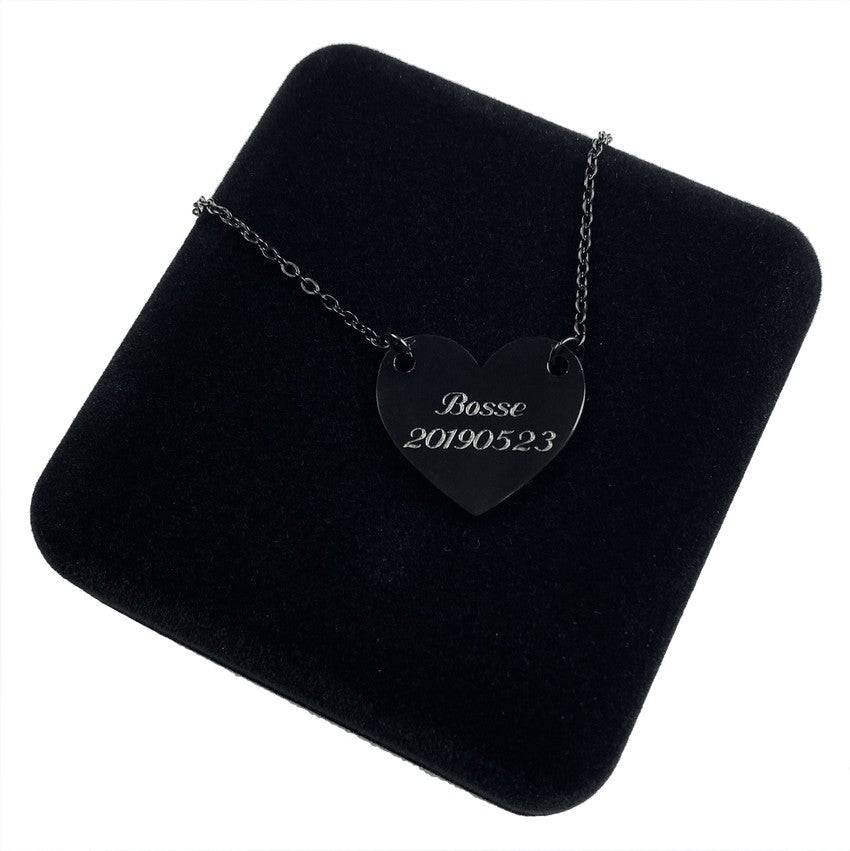 Halsband hjärta med gravyr - Svart