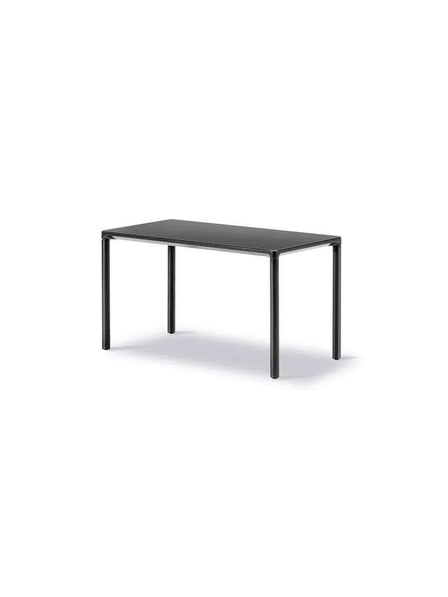 Piloti Bord, sort laminat fra Fredericia Furniture 6610: 75 x 39 x H41 cm / Sort pulverlakeret aluminium - Jacobsen Plus