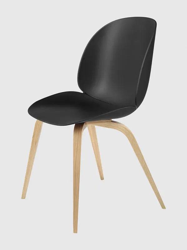Beetle Chair, upolstret fra GUBI Black shell / Wood base / Oak base - Jacobsen Plus