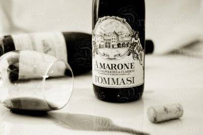 Tavla - Amarone med glas och vinkork