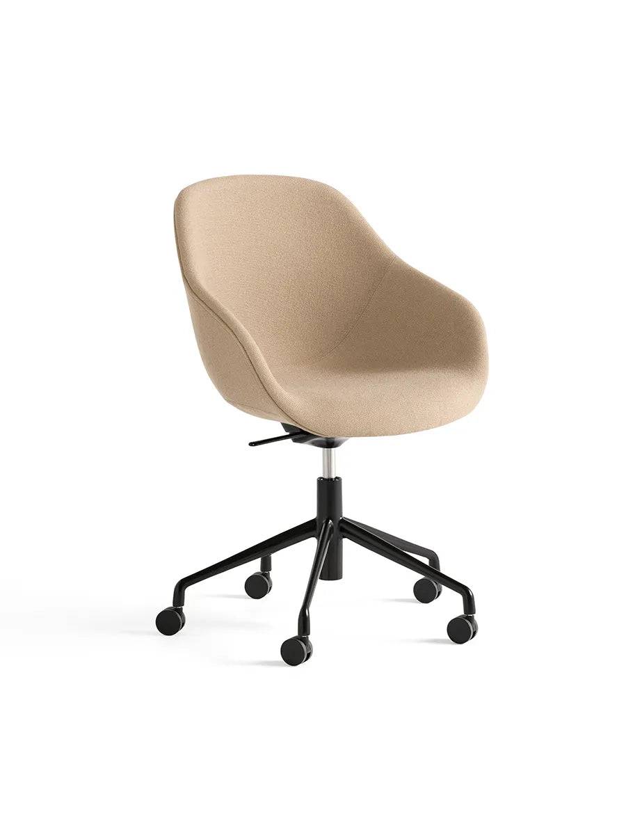 About a Chair AAC155 fra Hay Prisgruppe 1 / Poleret aluminium - Jacobsen Plus