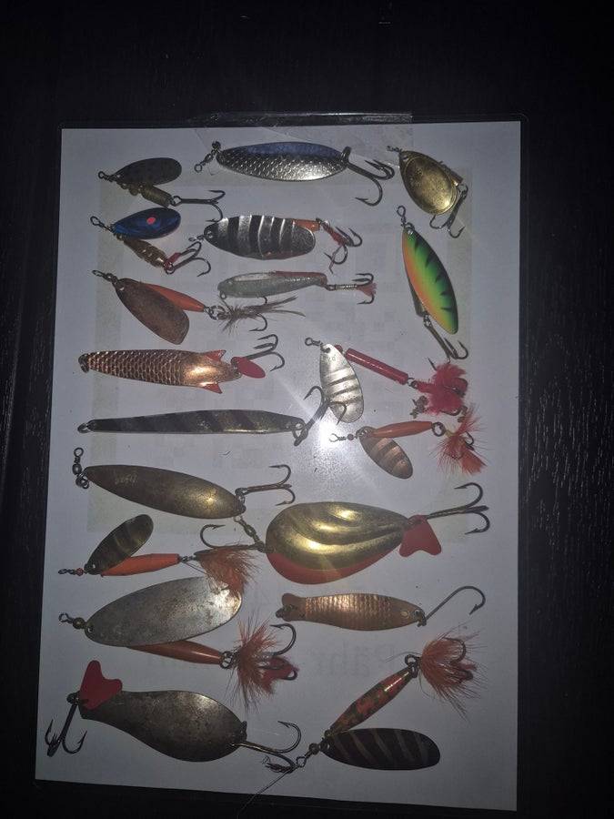 Äldre Fiskedrag-sats med spinnare/skedar och övriga wobblers (färger i blandning
