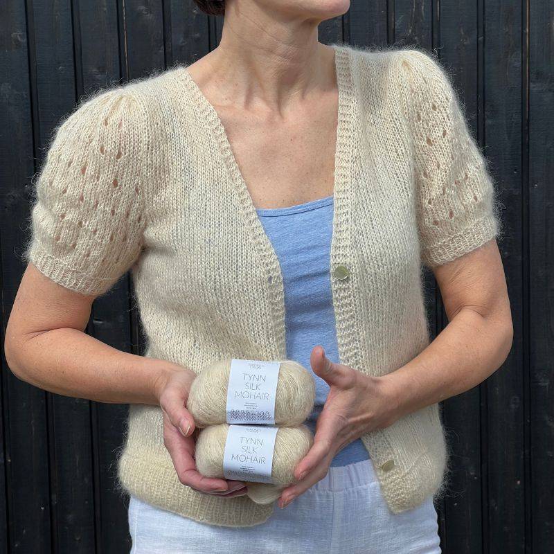 Strikkekit Violet Meadow Cardigan fra DROPS i Tynd Silk Mohair fra Sandnes Garn - M-L: 6 nøgler garn