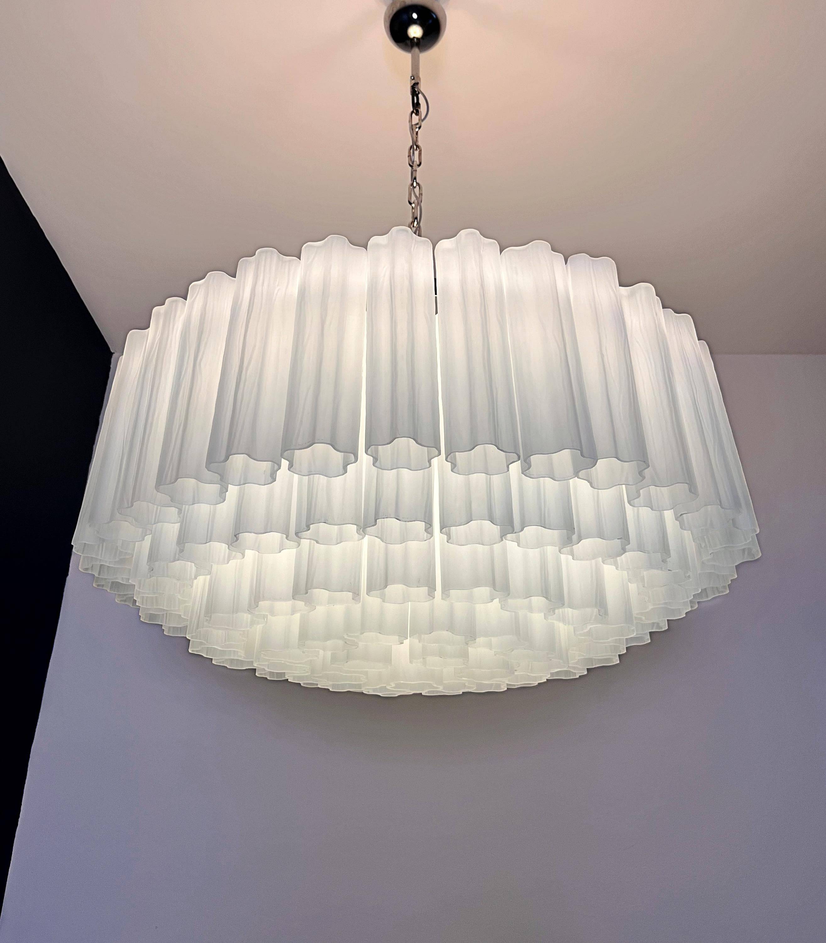 Großer Kronleuchter aus Muranoglas - 101 säuregeätzte Glasröhren