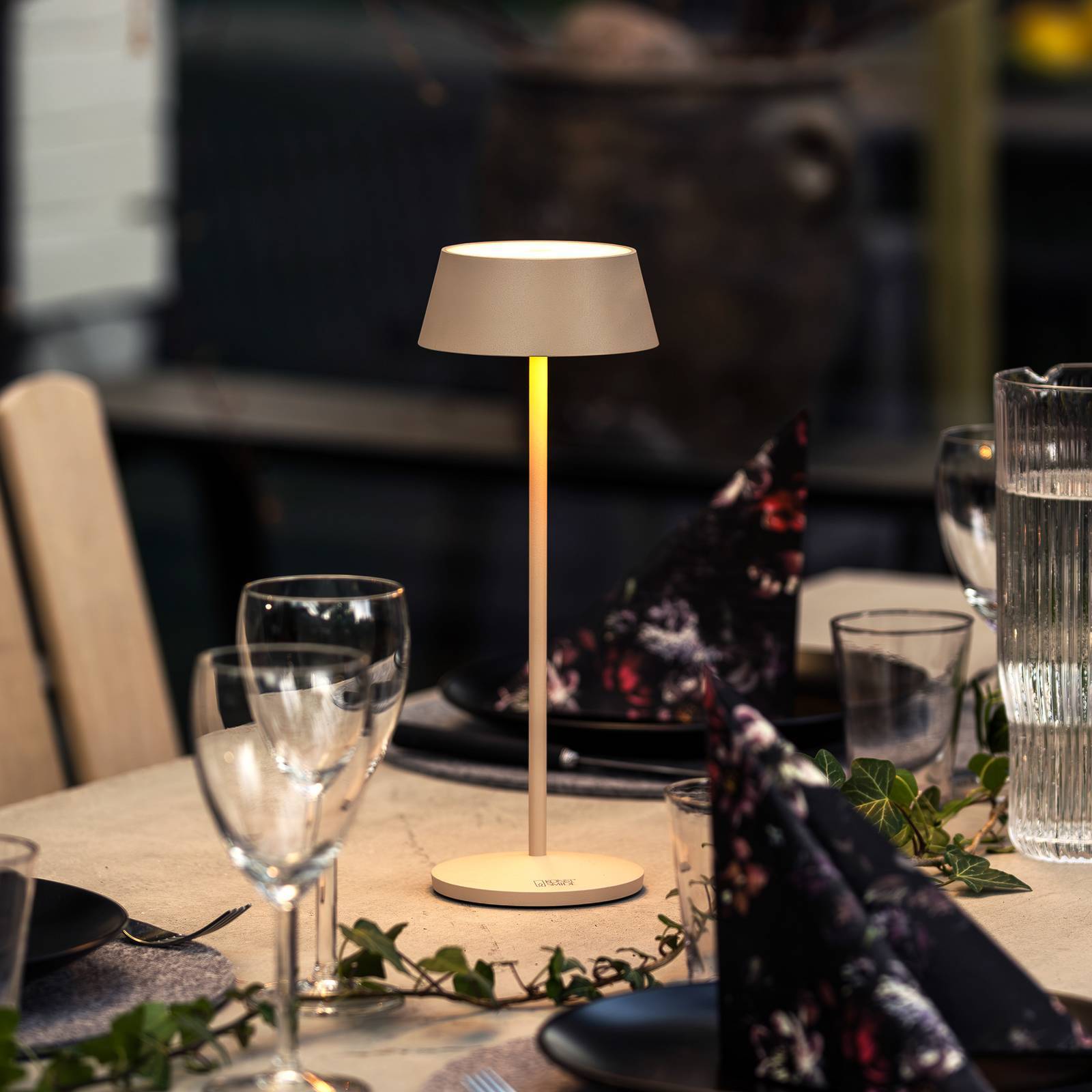 Konstsmide LED-batteridriven bordslampa Menton, sandfärgad, höjd 27 cm, IP54, USB dimbar, Creme / bärnsten, Vardagsrum / matsal, Aluminium / grå / zink, Modern