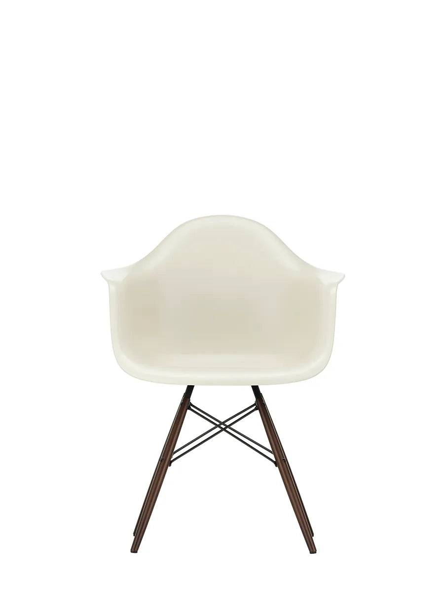 Eames Plastic Armchair DAW, mørkbejdset ahorntræ fra Vitra Pebble - Jacobsen Plus