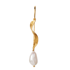 Stine A ørering- 1271 Long Twisted baroque pearl guldbelagt