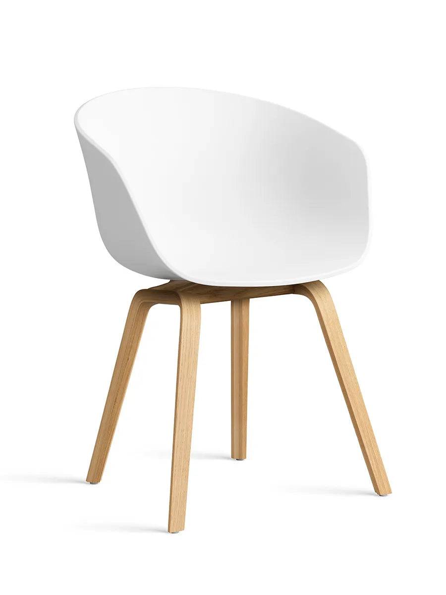About a Chair AAC22 fra Hay White / Lakeret eg - Jacobsen Plus