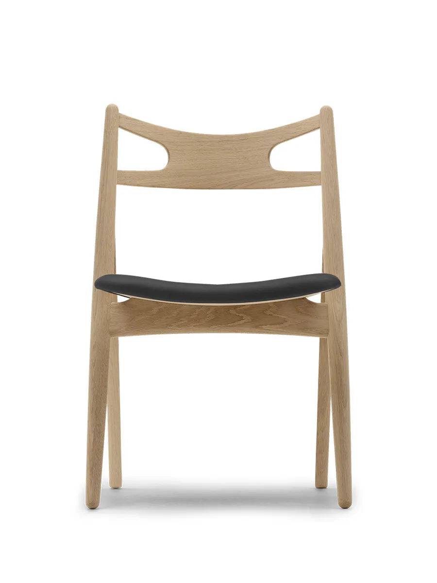 CH29 Savbukstolen i eg af Hans J. Wegner Stofgruppe 4 / Lakeret - Jacobsen Plus