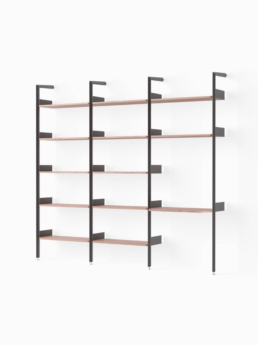 Rombe, Configuration G fra &Tradition Anthracite w. Lacquered Walnut shelves - Jacobsen Plus