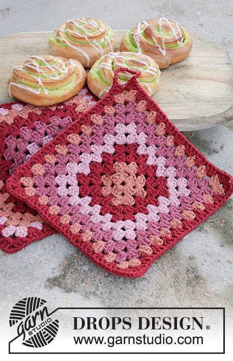 0-1471 Baking with Granny by DROPS Design DOWNLOAD OPSKRIFTEN HER Hæklede grydelapper med bedstemorruder til jul i DROPS Paris. Tema: Jul. Pinde og tilbehør lægges i kurven separat. Se alle opskrifter fra DROPS her. ..