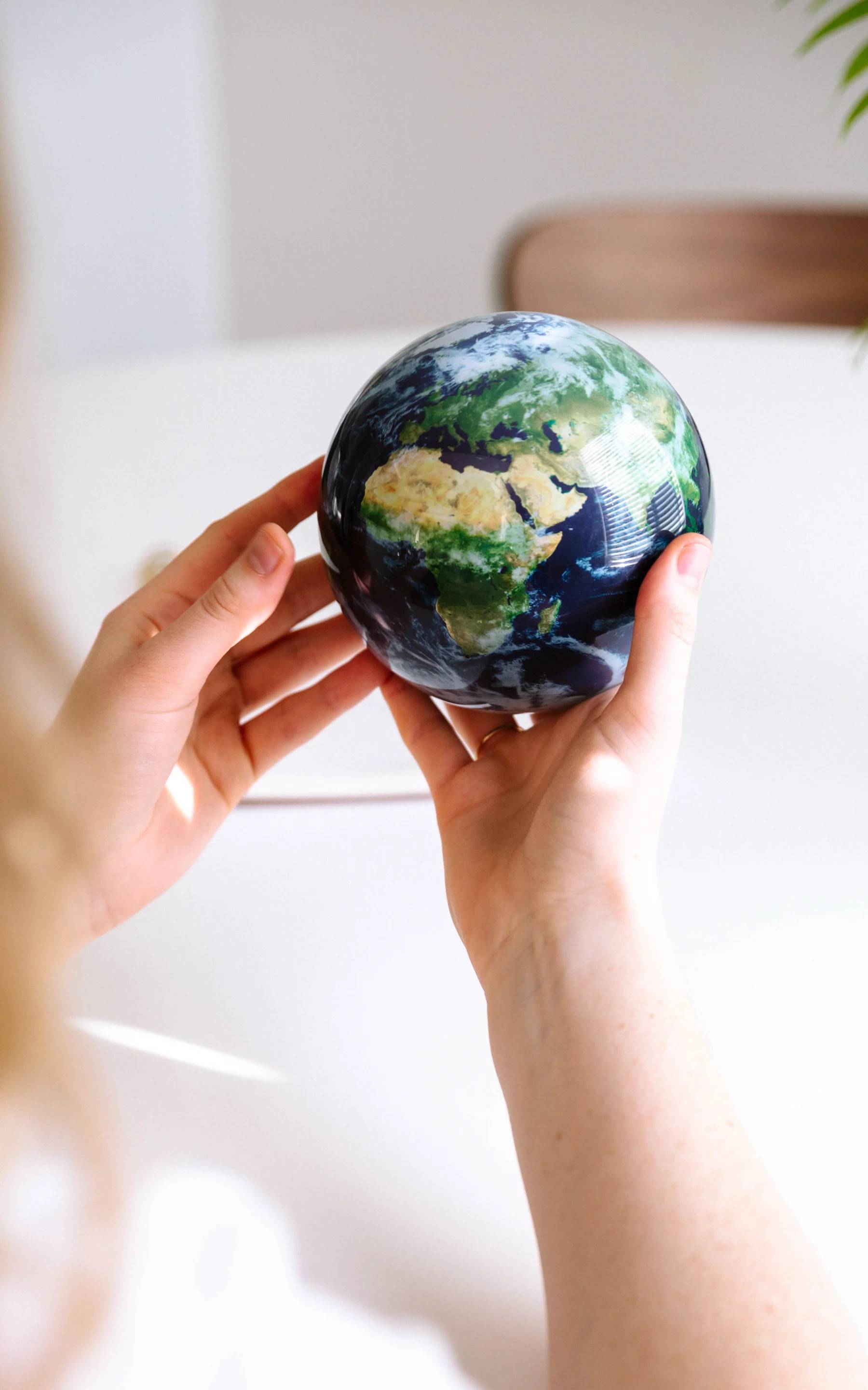 MOVA Globe - Roterende globus drevet af solceller - Jorden med skyer Diameter: 8,5" / 21,6 cm