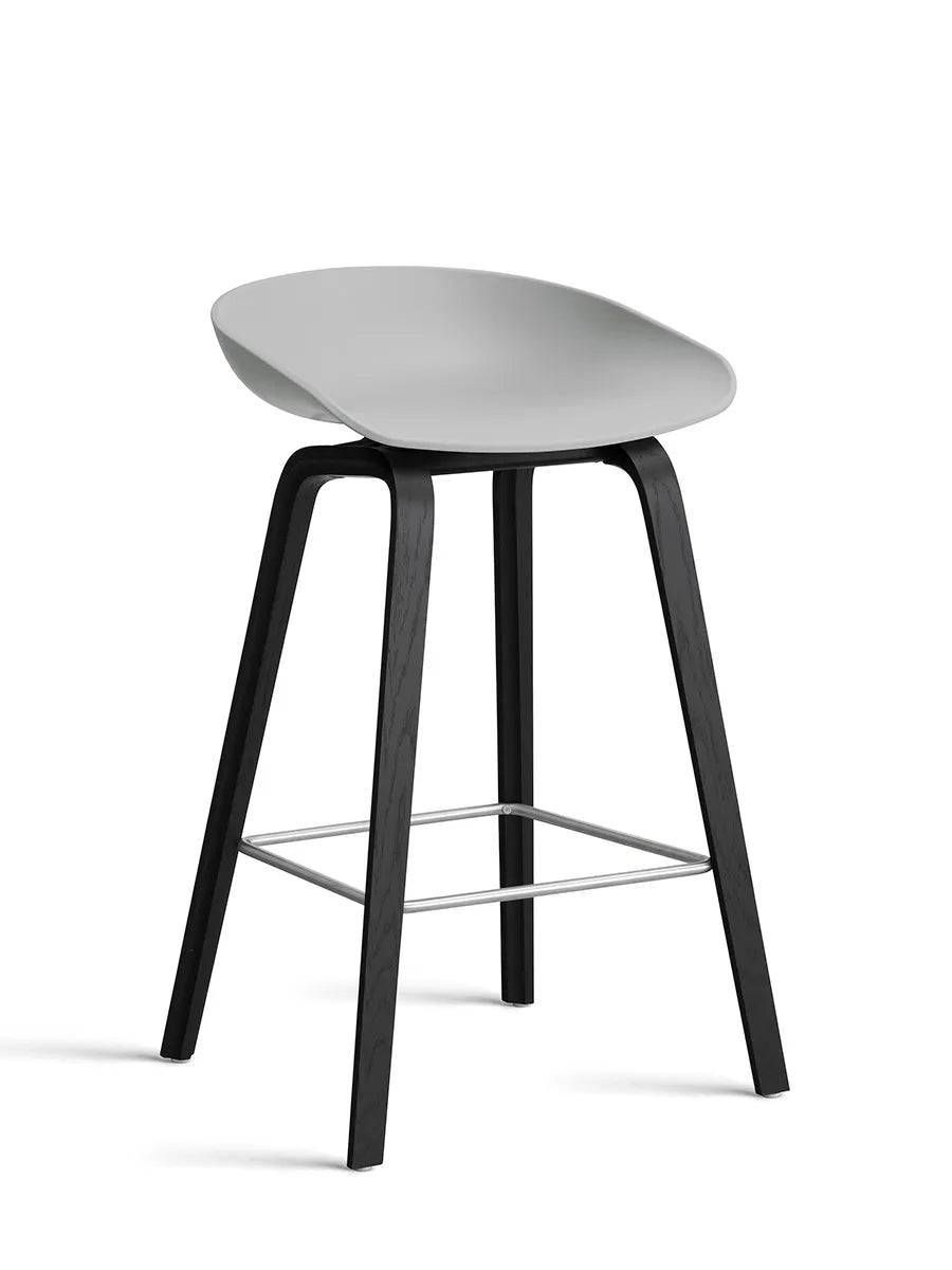 About a Stool AAS32 fra Hay Lav - B 50 x D 43 x H 64-75 cm / Concrete grey / Sortbejdset eg - Jacobsen Plus