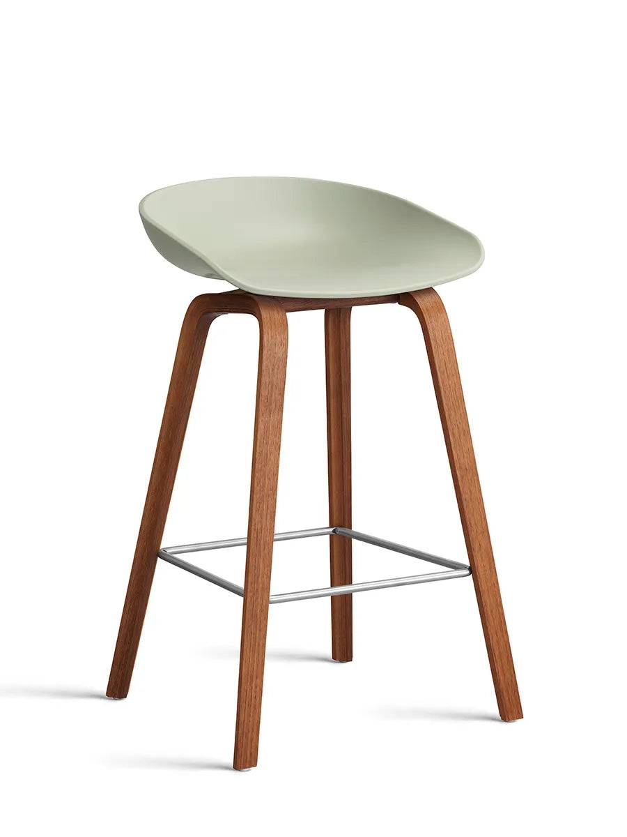 About a Stool AAS32 fra Hay Lav - B 50 x D 43 x H 64-75 cm / Pastel green / Lakeret valnød - Jacobsen Plus