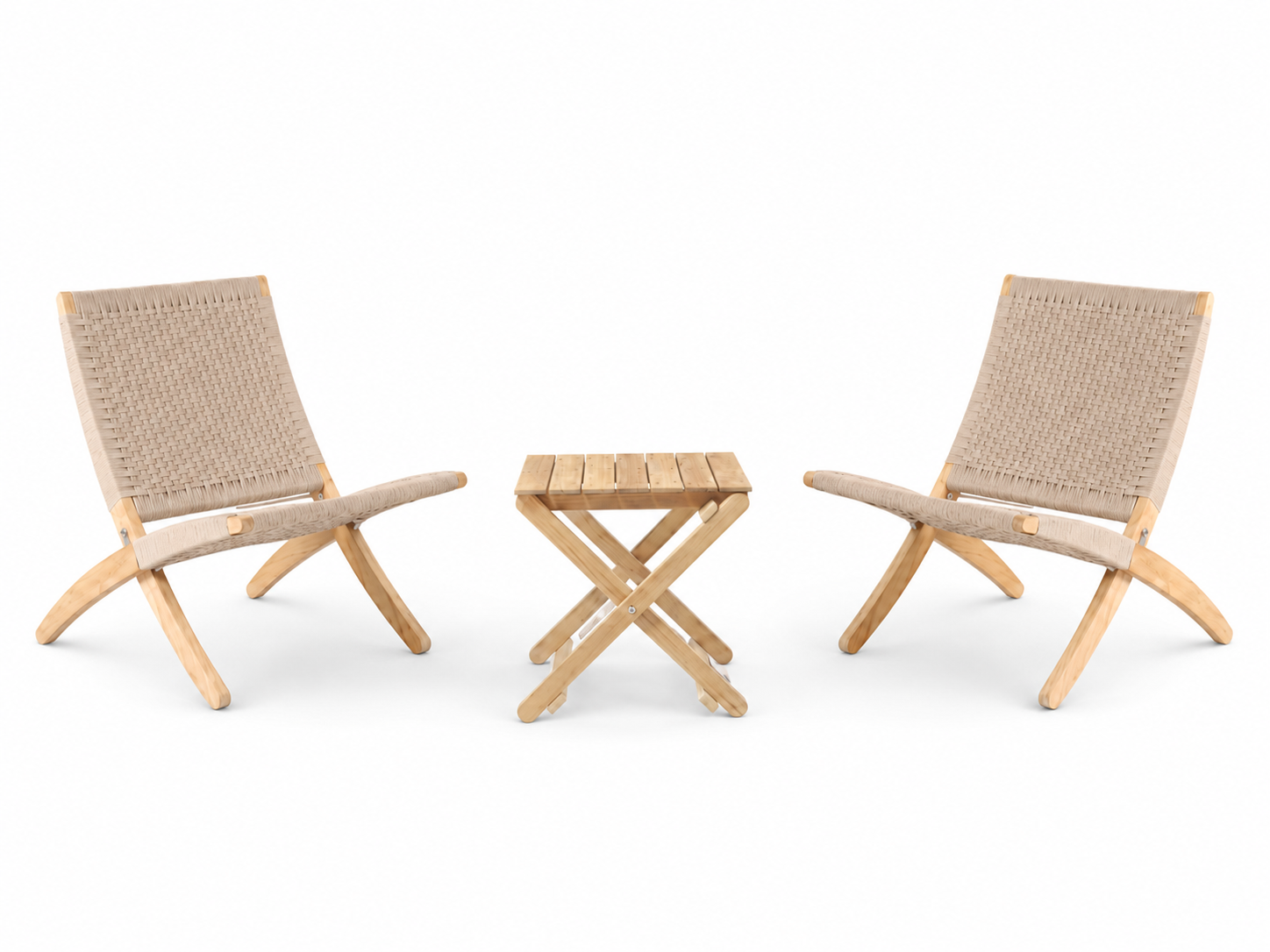 Udendørs loungesæt i teak med 1 BM5868 sidebord og 2 Cuba Outdoor stole i Sesame fra Carl Hansen & Søn - Jacobsen Plus
