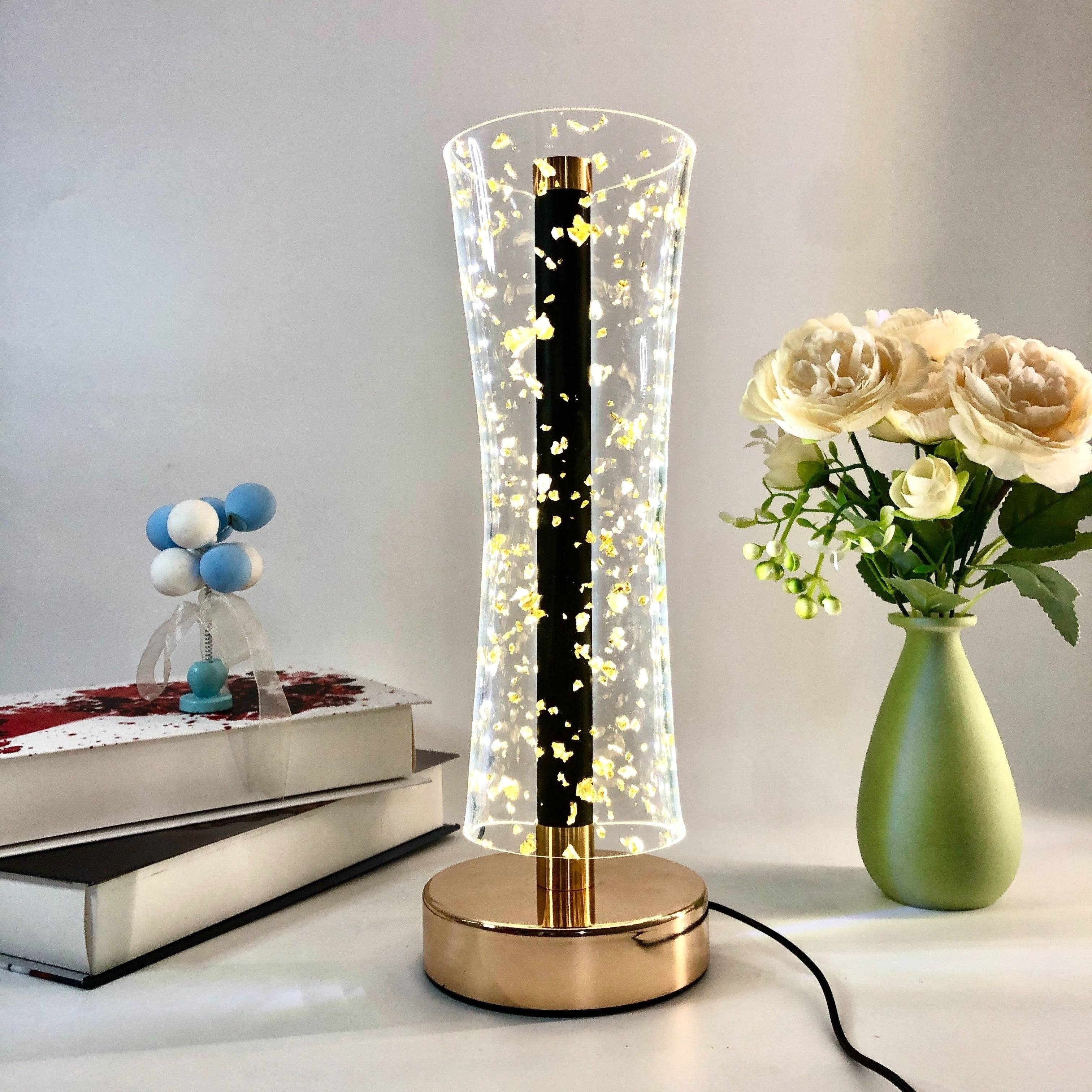 RadiantGlow Lampa - Lyxig Akryl Bordslampa med Gyllene Accenter - Tre Färger Dimbar