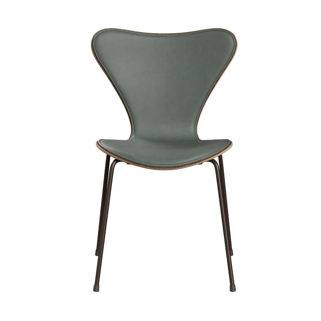 Fritz Hansen - 3107 stol, naturfiner og forsidepolstret i Grace læder Valnød - Concrete Grey læder - Brown Bronze stel - Jacobsen Plus