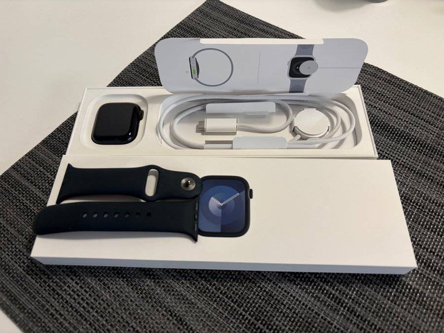 Apple Watch Series 9 (GPS + Cellular) - 41 mm aluminiumboett midnatt