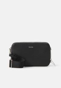 SLEEK CAMERA BAG - Axelremsväska - black