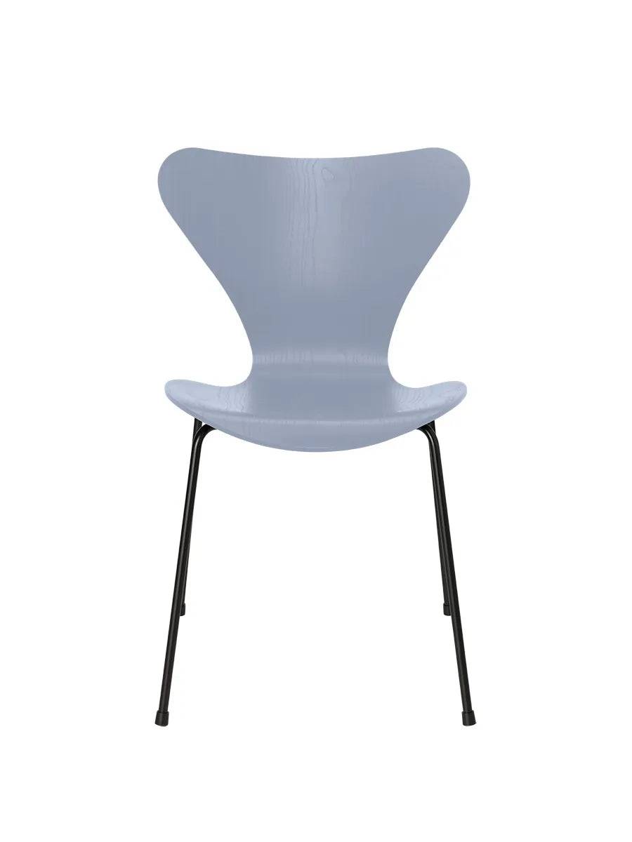 3107 Serie 7 stol i farvet ask af Arne Jacobsen Lavender Blue / Sort - Jacobsen Plus
