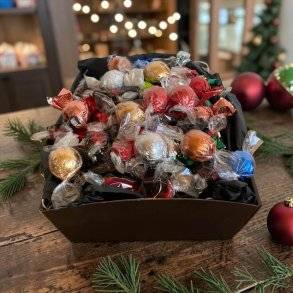 Gavekurv: Lille dele-gavekurv med Cocoture chokoladekugler & lakridskarameller