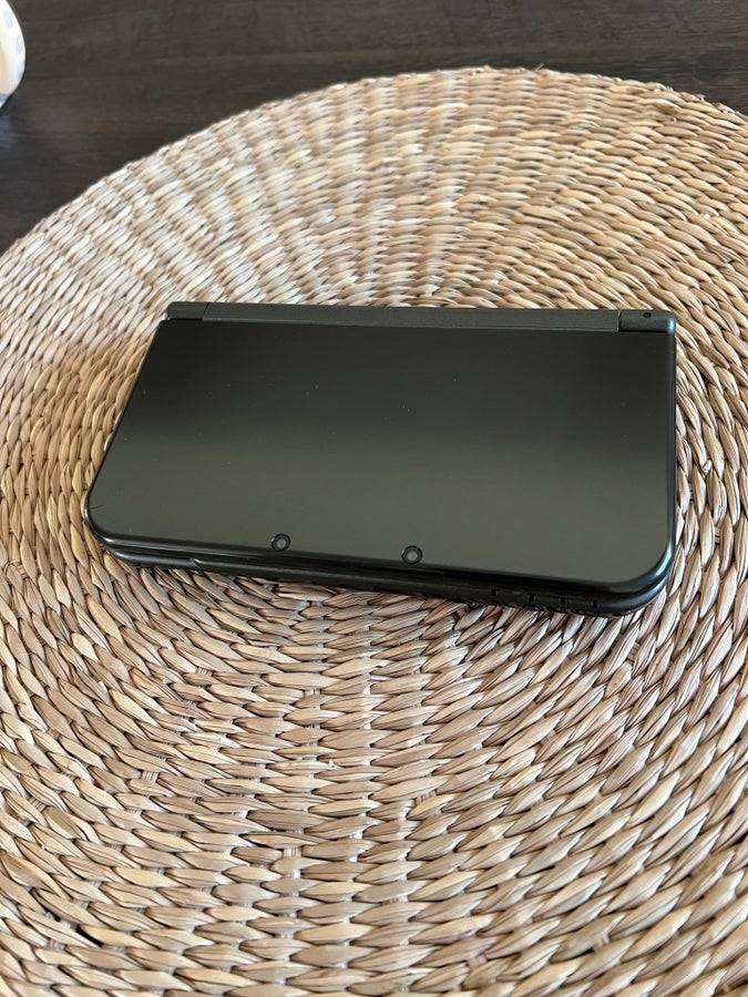 Nintendo 3DS XL med Pokémon Ultra Moon och Pokémon Omega Ruby