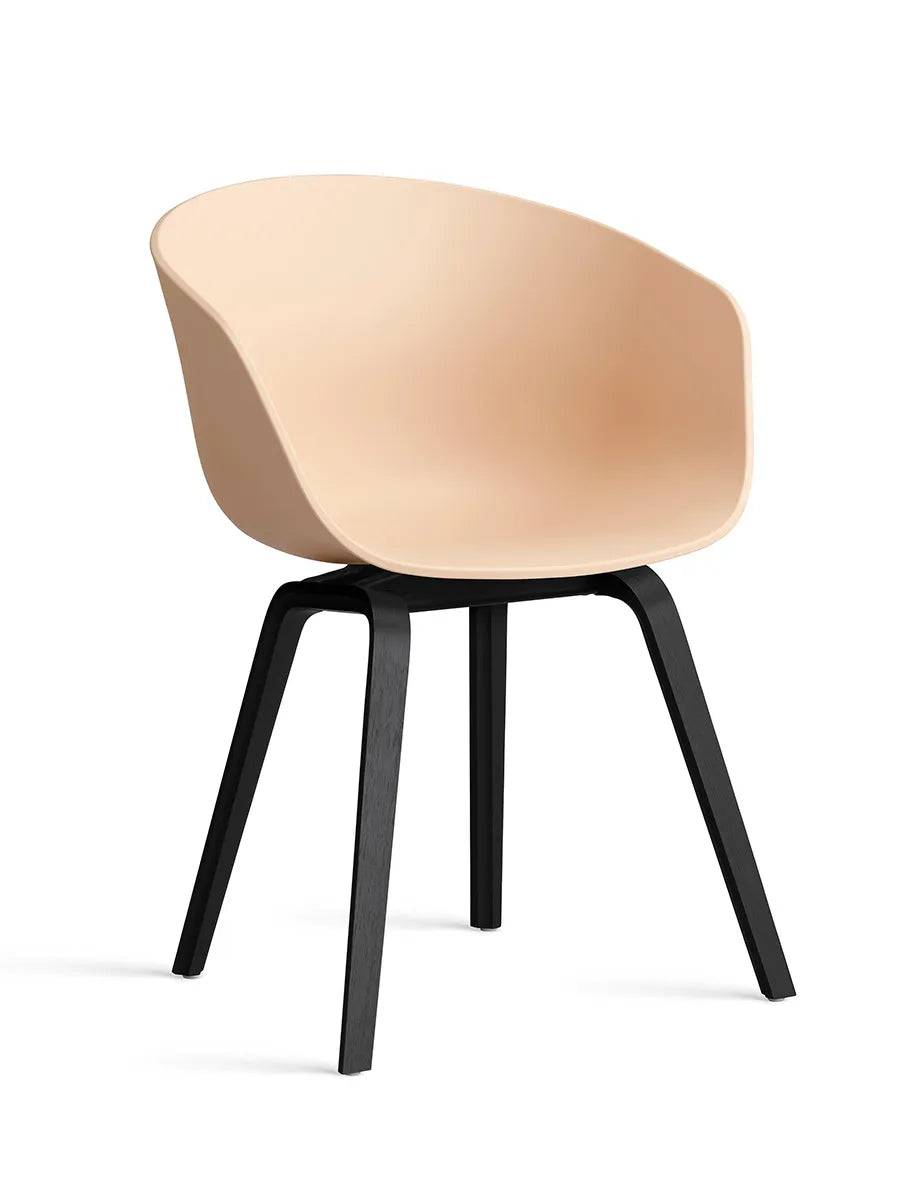 About a Chair AAC22 fra Hay Pale Peach / Sortbejdset eg - Jacobsen Plus