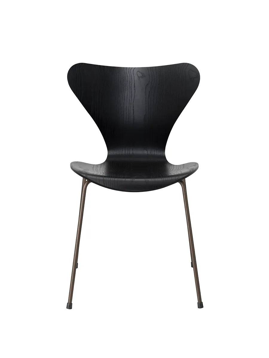3107 Serie 7 stol i farvet ask af Arne Jacobsen Sort / Brown Bronze - Jacobsen Plus