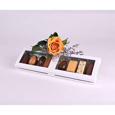 Chokoladeæske pyntet med blomst