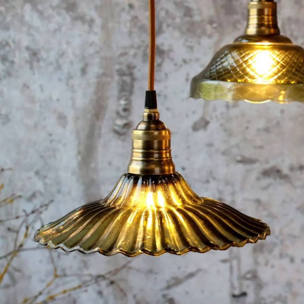 Taklampa med veckad grön skärm i glas