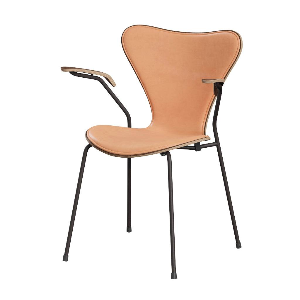 Fritz Hansen - 3207 stol med armlæn, naturfiner og forsidepolstret i Natur læder Valnød - Warm Graphite stel - Jacobsen Plus