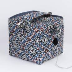 Lantern Moon Strikkeboks Indhold: 1 stk etui til strikke- og hækletilbehør (indeholder ikke tilbehør) Størrelse: Ca. 13x13x13 cm Kort om produktet: En elegant og praktisk opbevaringsløsning til dit strikke- og hækletilbehør.