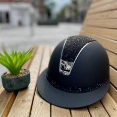 Samshield ridehjelm Miss Shield med Shadowmatt sort med Crystal Leaf top og bånd 2.0
