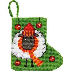 Broderikit Fåret 7 x 7 cm Broderisættet "Fåret" i skønne farver. Str. 7x7 cm - perfekt til små projekter. Kryds- og stikkesting i mønsteret. Aida 357/00 stof, 5,4 tråde per cm. Brug af 7 DMC Mouliné farver.