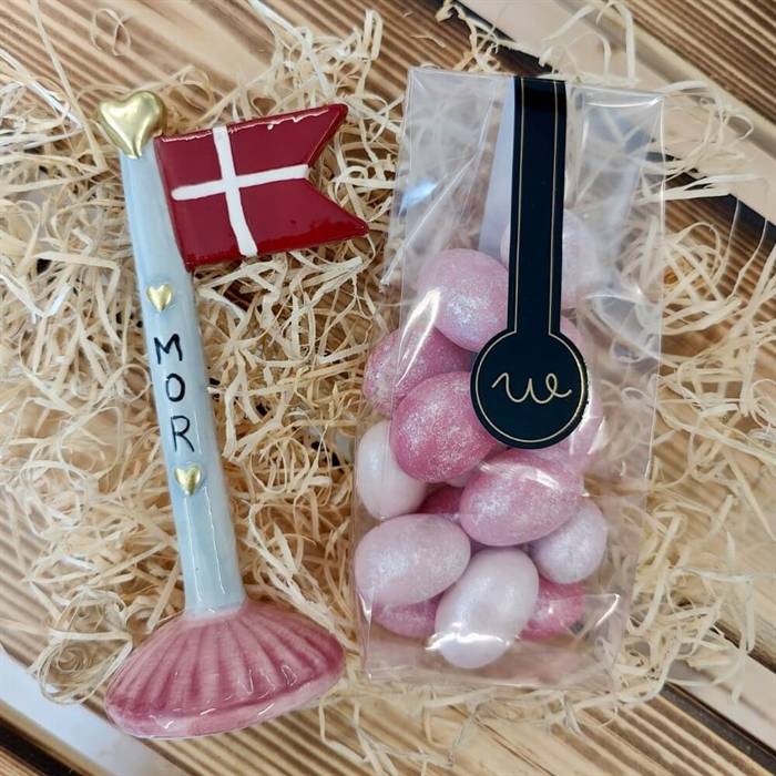 Lille gave med mor flag og chokolade