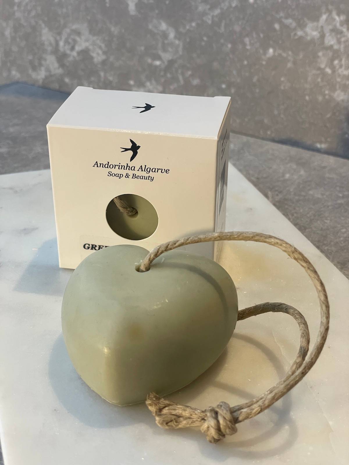 Grönt Lerhjärta Tvål på Rep från Andorinha Algarve Soap & Beauty - 95 g