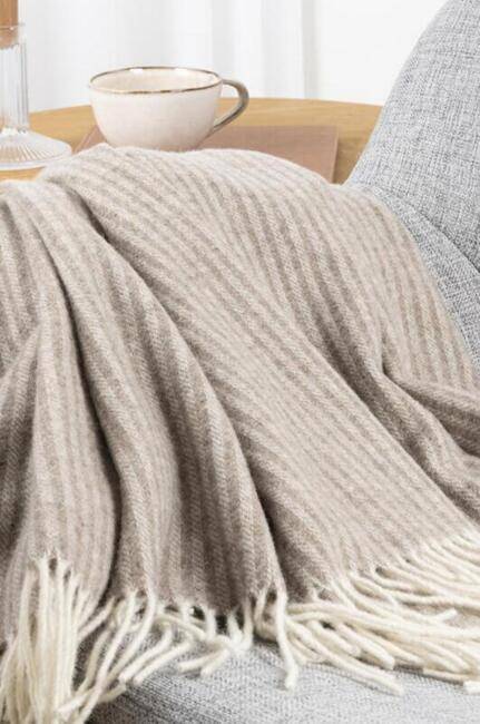 Luksus uldplaid i sandfarvet striber, merino og kashmir